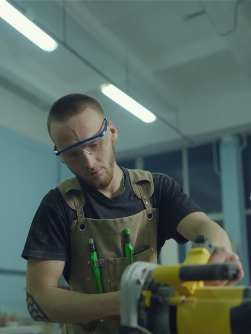 Станислав за работой в цехе мастерской «Русский столяр»